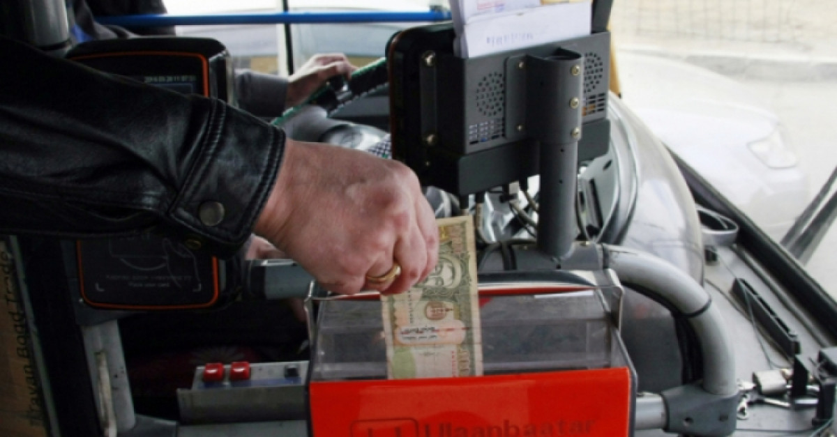 Нийтийн тээврийн автобусанд бэлэн мөнгөөр ч, U-money картаар ч төлбөрөө ...