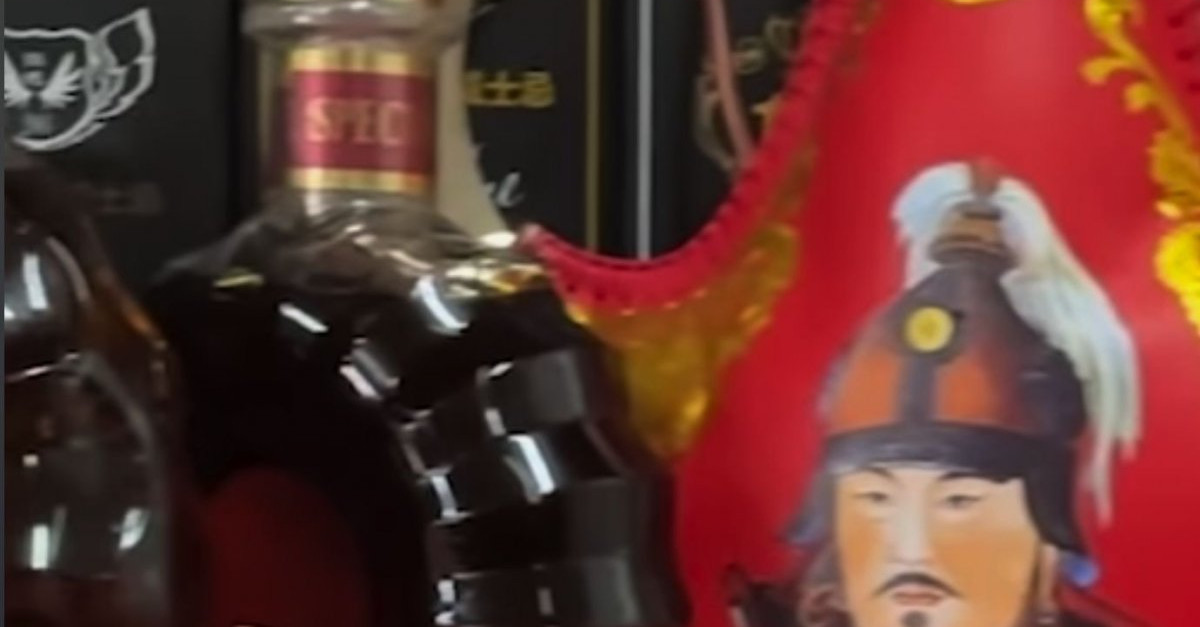 "Эрээнээс гоё ганган хайрцагтай хуурамч архи, вискиг бэлэглэх зорилгоор ...