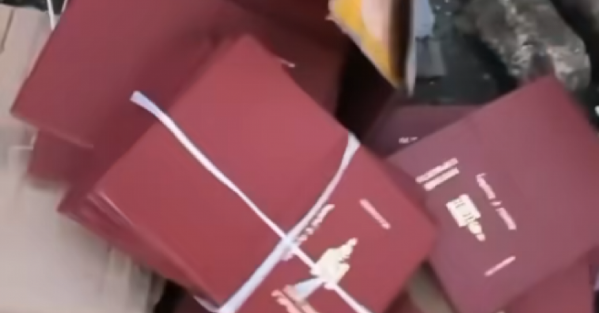 Хогийн цэгт хаягдсан 142 ширхэг “төрсний гэрчилгээ” гэх бичиглэл бүхий ...