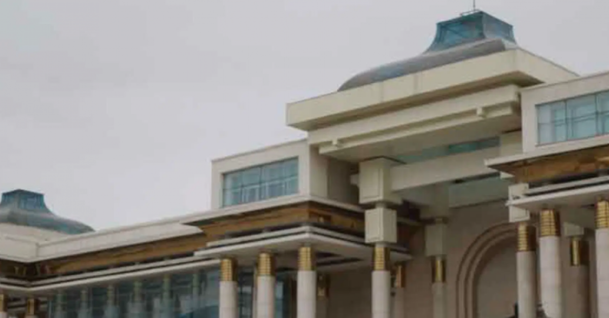 Үе үе Ерөнхийлөгчөөс илгээдэг Элсний 13 намдаа л гай болдог