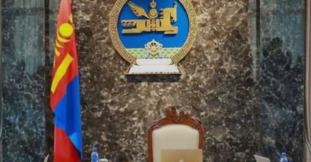 Дэлгэрэнгүй уншихМонгол Улс Ерөнхий сайдгүй 10 сар боллоо...Мань хүн нэг хүн байтугай нэг намд ахадсан их ачаатай болж. Муулбал: Ерөнхийлөгч У.Хүрэлсүх дефакто Монголын төрийн, Монголын улс төрийн бүх эрх мэдлийг өөртөө төвлөрүүллээ. Энийг бас л бүгд мэддэг. Ярьдаг. Гэвчиг ил биш.Улс төр