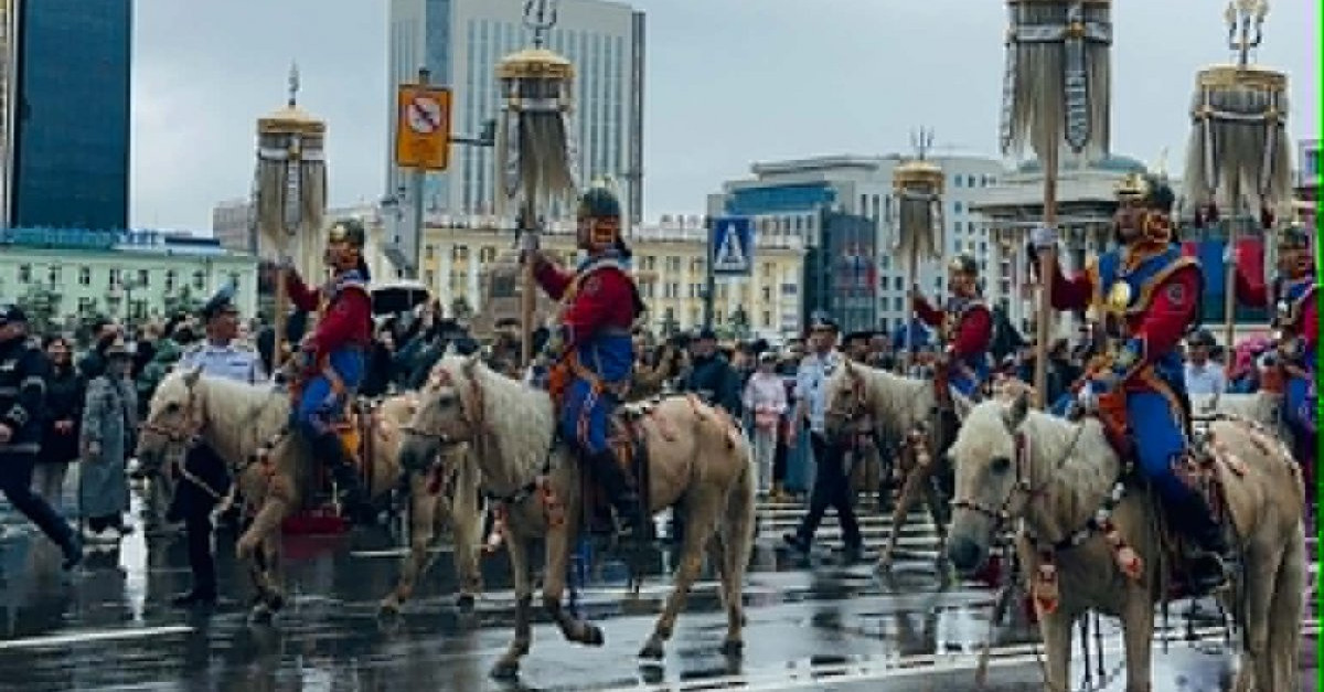 ФОТО: Есөн хөлт цагаан тугаа Төв Цэнгэлдэхийн зүг залах ёслол боллоо