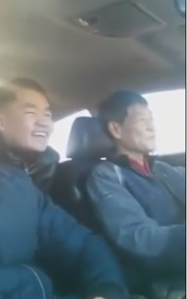 Солонгост захын таксины жолооч ч монголоор хараана /бичлэг/