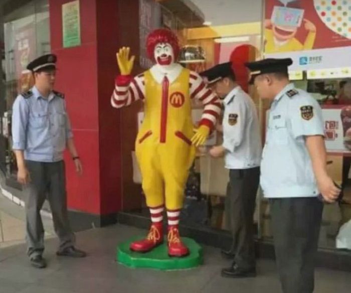 МакДональдсын хөшөөг баривчилжээ