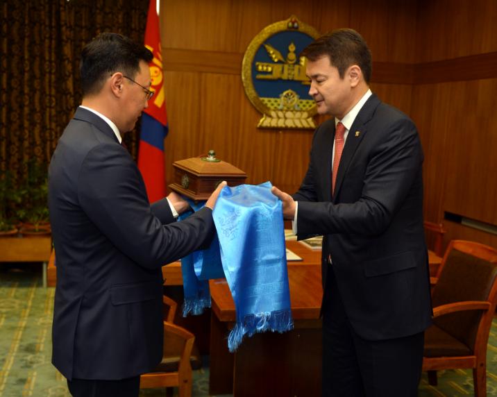 Монгол Улсын 29 дэх Ерөнхий сайд Засгийн газрын тамгаа хүлээж авлаа