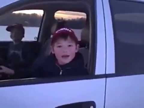 Найман настай хүүгээрээ машин бариулж буй аав