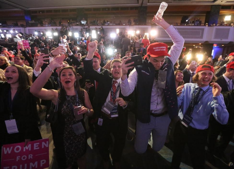 Фото: Д.Трампын дэмжигчид баяраа тэмдэглэж байна
