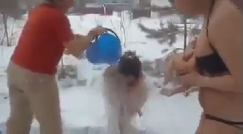 Оросууд дэн өвлөөр нярай хүүхдээ ингэж усанд оруулдаг