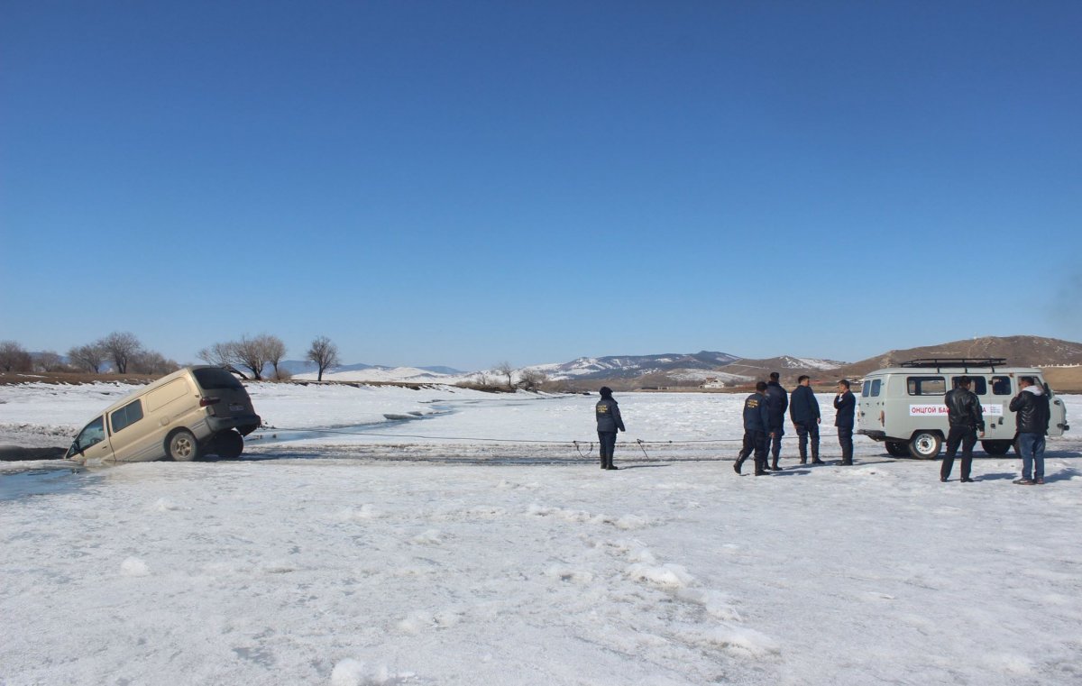 Орхон голын мөсөнд цөмөрсөн автомашиныг гаргажээ 