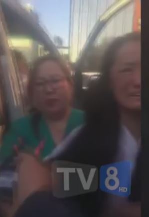 Хүүхэд хулгайлсан гэх эмэгтэйг Шар хадны эмнэлэг рүү авч явж буй бичлэг