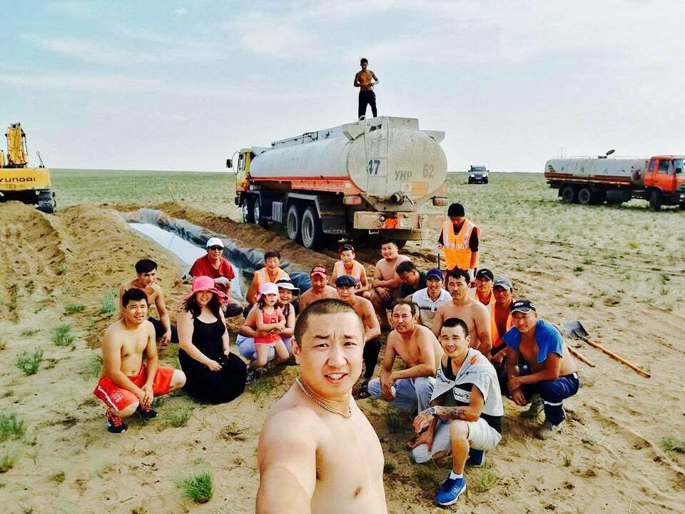 Фэйсбуук мэдээ: Усгүй харангадан үхэж буй зээрүүдэд монгол залуус усан сан байгуулжээ