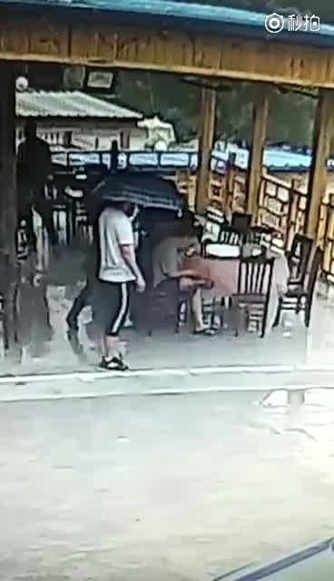 Эхнэртэй нь явалдсан эрийг цайны газар сүхдэж буй хятад эрийн бичлэг