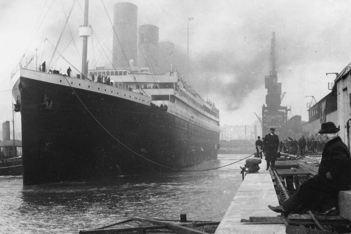 Атлантикийн далайд живсэн "Титаник" хөлөг онгоцны бодит зургууд болон түүхэн мэдээлэлээс 