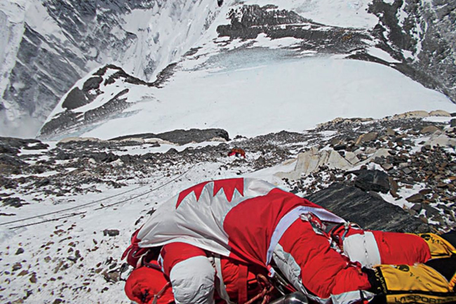 Эверестийн оргилд гарч чадалгүй тэндээ үүрд үлдсэн харамсалтай тохиолдолууд /Фото +16/