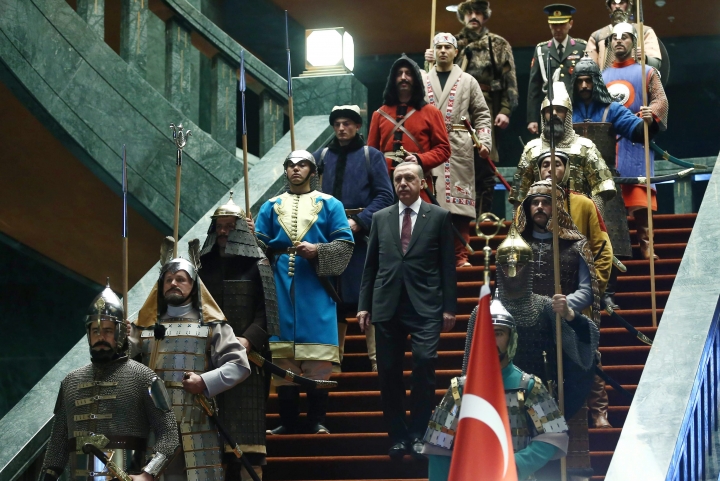 Туркийн Ерөнхийлөгч "Монголын хаад"-ыг ардаа зогсоогоод зочдоо угтаж авдаг 