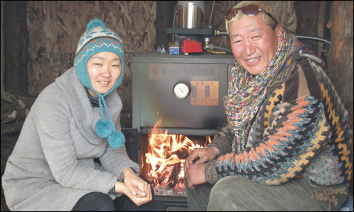 Солонгосын жүжигчин Ютунг Монгол эхнэрээсээ салж дахин нэг Монгол эмэгтэйтэй гэрлэх гэж буйгаа дуулгажээ 