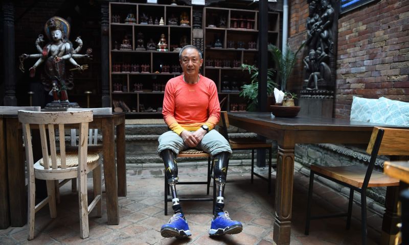 69 настай хөлөө тайруулсан уулчин Эверестэд гарлаа 