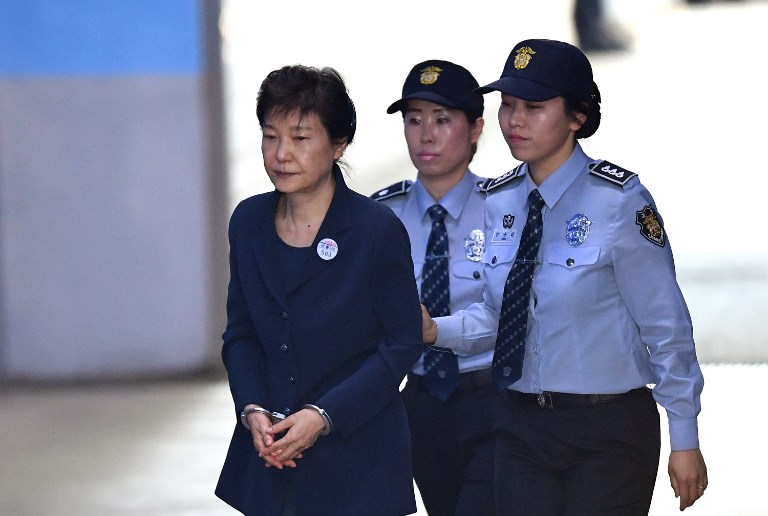 Өмнөд Солонгосын анхны эмэгтэй ерөнхийлөгч Пак Гын Хэд дахин 8 жилийн ял төлөвлөлөө 