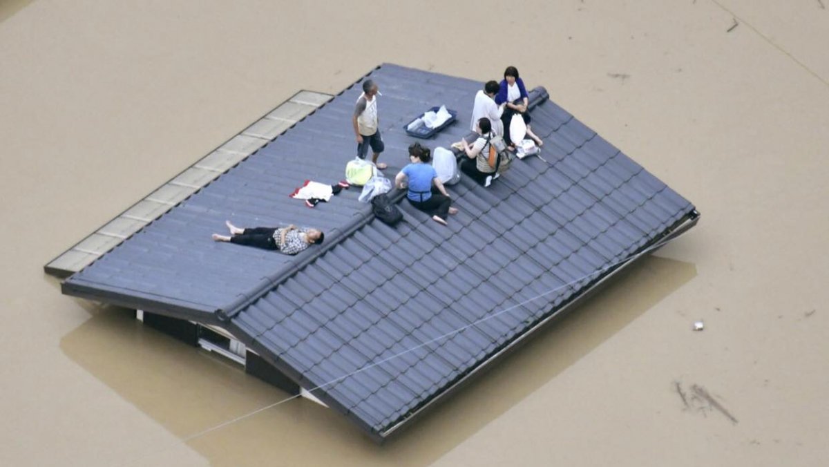 Японд гурван өдөр дараалж орсон борооны улмаас 27 хүн нас барж 50 хүн сураггүй алга болжээ /Фото/