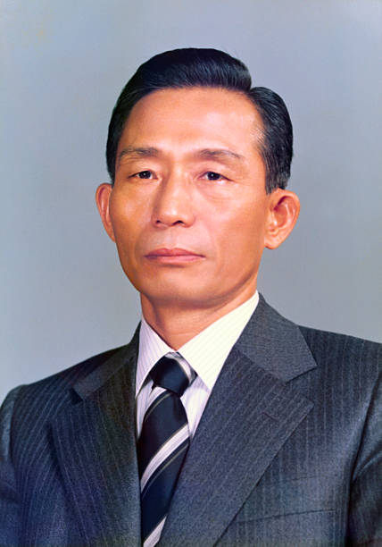 Солонгосын ерөнхийлөгч асан Пак Жон Хи улсаа ядуурлаас гаргахын тулд нулимс дуслуулан тусламж гуйж байжээ 