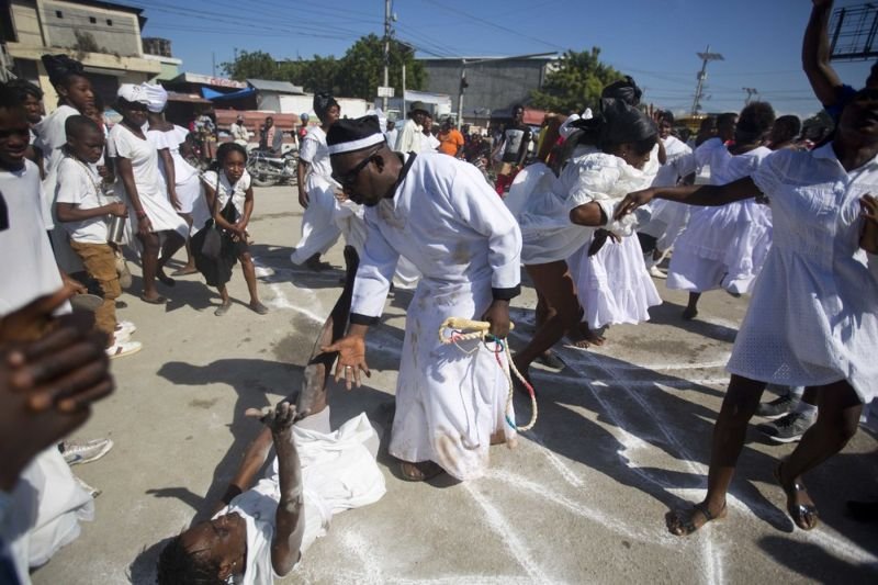 Оршуулгын газарт бүжиглэдэг Гайтигийн уламжлал