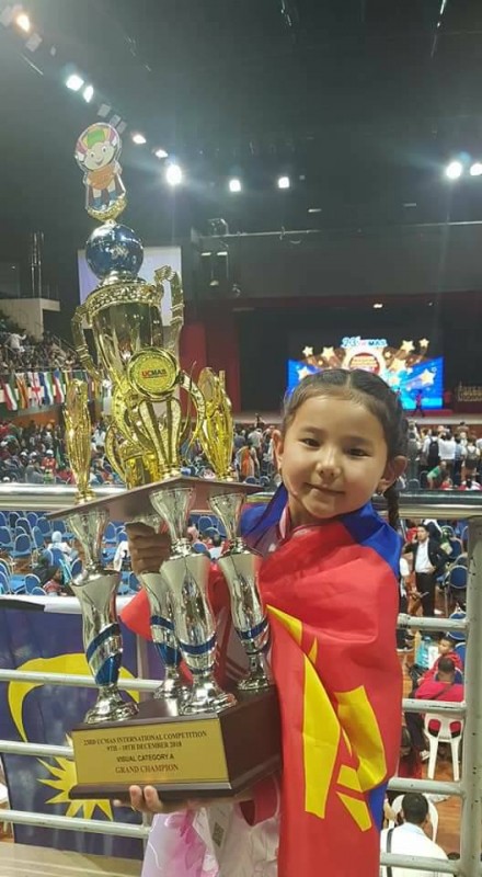 Зургаан настай Монгол охин "Дэлхийн аварга" боллоо