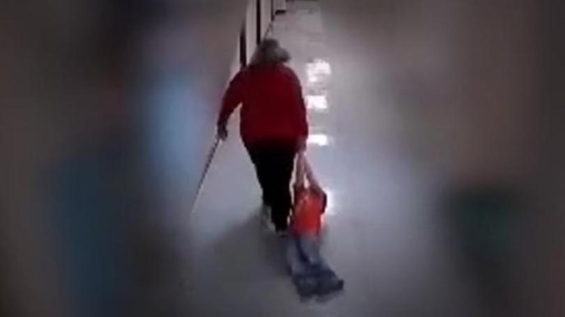 Аутизмтай хүүг сургуулийн коридороор чирж явсан багшийг баривчилжээ 