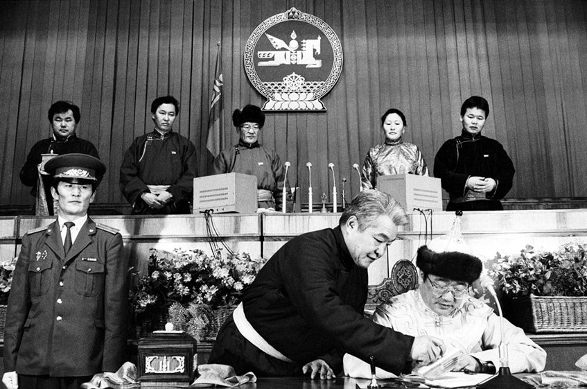 Монгол Улсын шинэ Үндсэн хууль мэндэлсэн түүхт өдөр тохиож байна