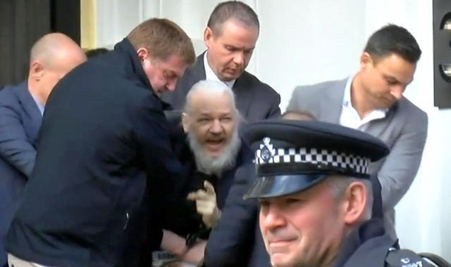  Викиликсийн үүсгэн байгуулагч Жулиан Ассанжийг баривчиллаа 
