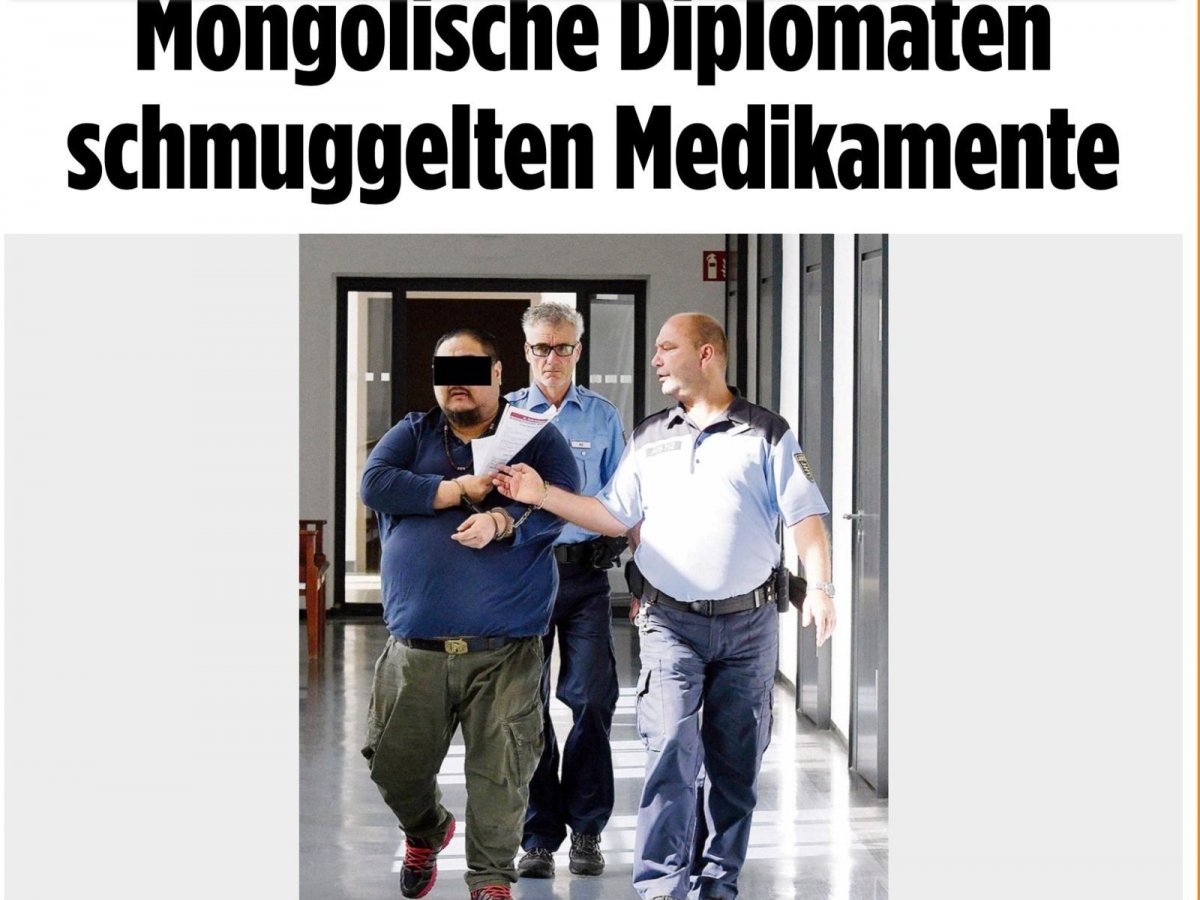 Монголын дипломат ажилтан Германд хориотой эм хилээр нэвтрүүлэх гээд саатуулагджээ