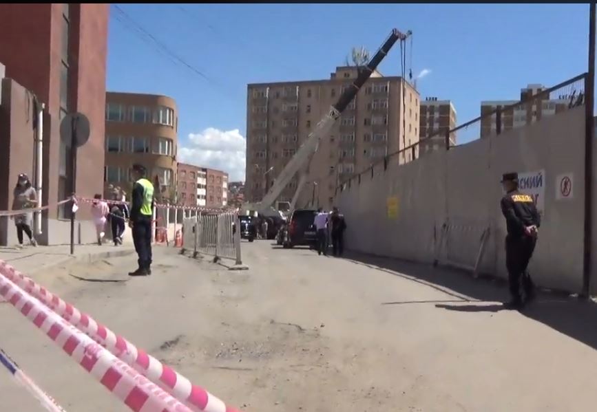 Улсын бүртгэлийн ерөнхий газрын хажуугийн барилгын хана нурж, 4 хүн дарагдаж, нэг хүн амиа алджээ