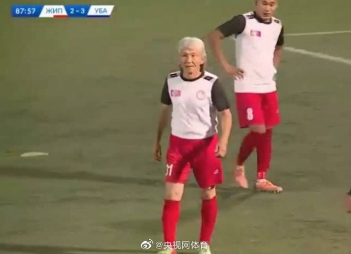 Монголын 54 настай хөлбөмбөгч мэргэжлийн лигт тоглож байна