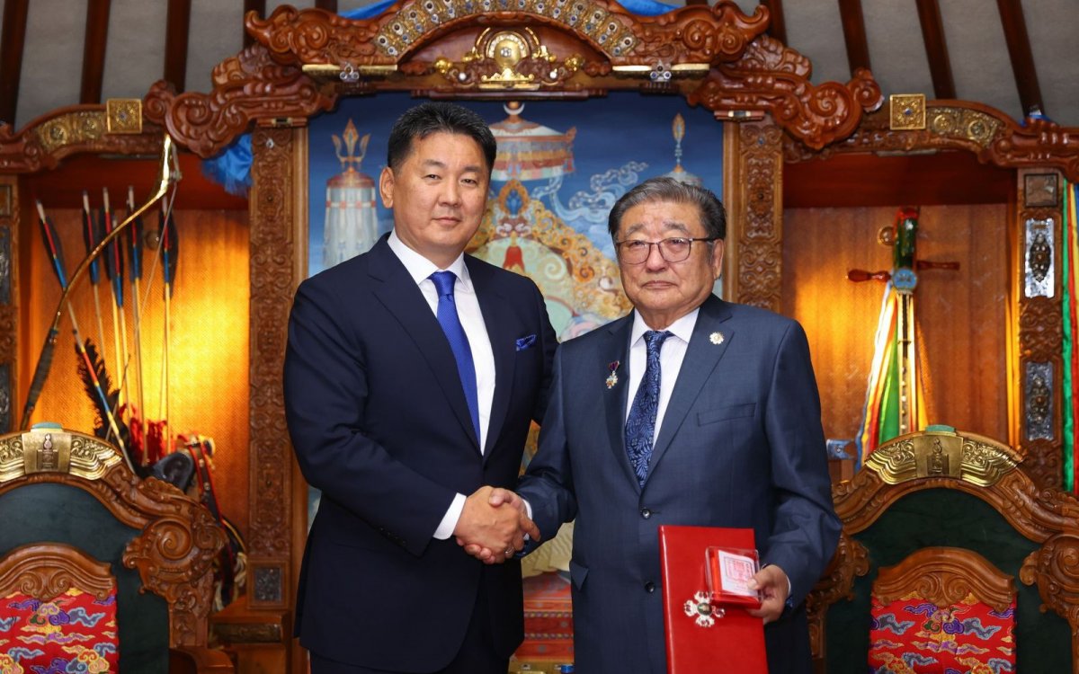 Монгол Улсын анхны Ерөнхийлөгч П.Очирбат, Соёлын гавьяат зүтгэлтэн Ш.Гүрбазар нарын бүтээлд Төрийн соёрхол хүртээлээ