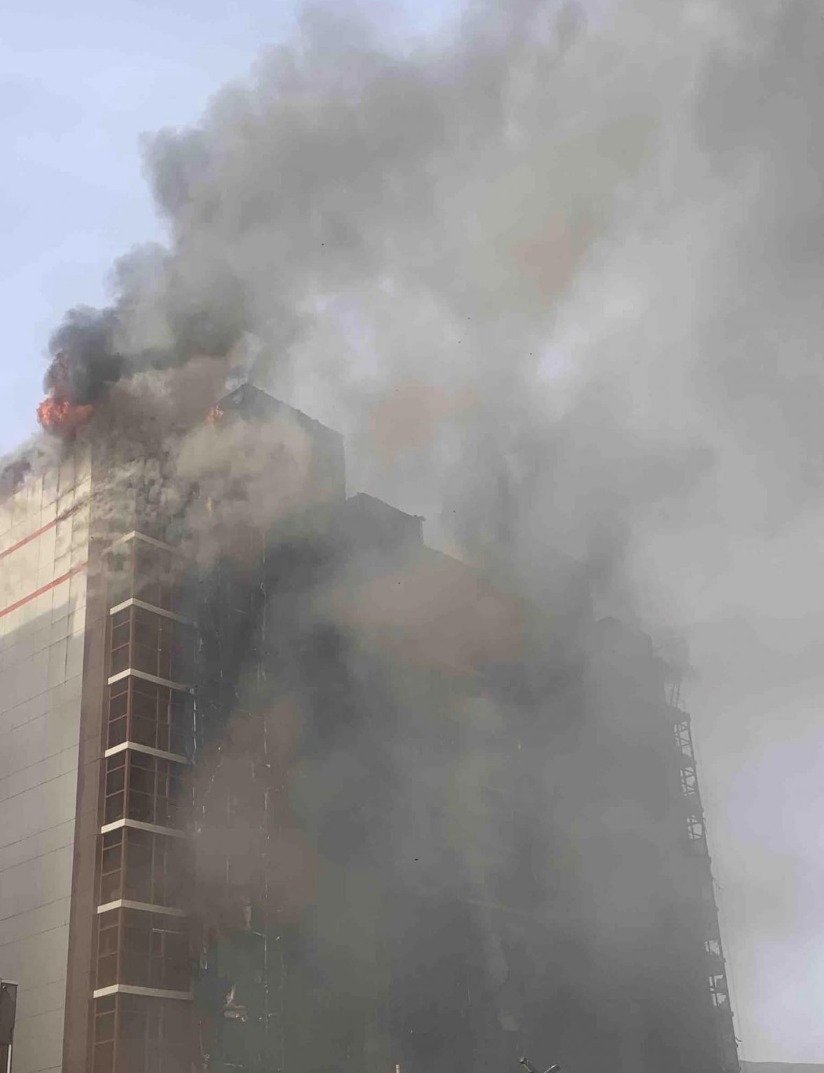 ОБЕГ:12 давхар барилгад гарсан галыг унтраахаар ажиллаж байна