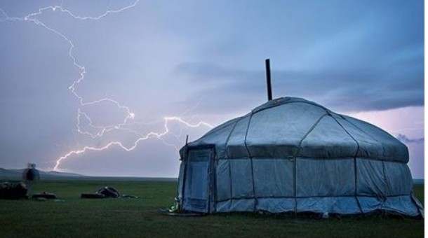 Увс аймагт айлын гэр дээр аянга бууж, нэг иргэн амь насаа алджээ