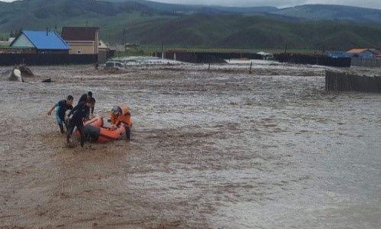 11 настай хүүхэд  борооны тогтоол усанд живж нас баржээ