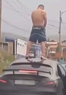 Автомашин дээрээ бие засаж буй иргэний бичлэгийг бүртгэлд авч шалгаж байна