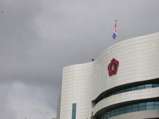 МАН нарийн бичгийн даргаа төв байрнаасаа “суйлуулчихаад” өмөөрч дуугарсан ганц ч хүн гарсангүй
