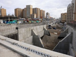 Гэмтлийн эмнэлгийн баруун талд барьж байгаа гүүрэн байгууламж энэ сард ашиглалтад орохгүй