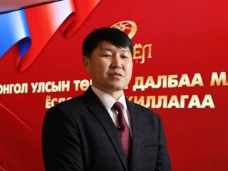 Өнөд өвлөгдөх үндэсний брэнд “Өв Соёл" үйлдвэр Анхдугаар Үндсэн хуулиа баталж, Бүгд Найрамдах Улсаа тунхагласны түүхт 101 жилийн ойн өдөр Монгол Улсын Төрийн далбаагаа хүндэтгэн мандууллаа