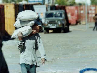 “Хүүхэд юм чинь” гэж хууль зөрчсөөр байх уу, ажил олгогчид оо!