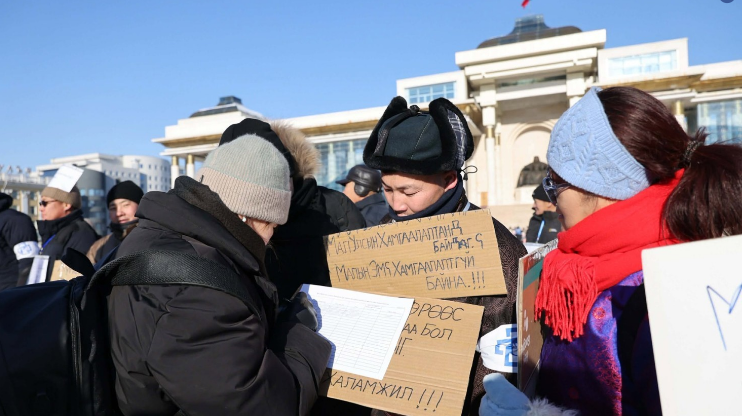 Төр нь малчдыг дэмжээд, "эмч нарыг орхигдуулсан гэв"