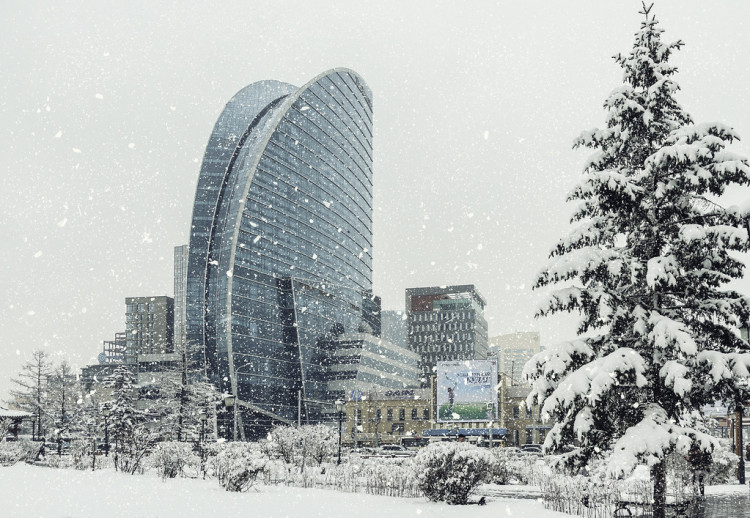 Цас орж, зөөлөн шуурна