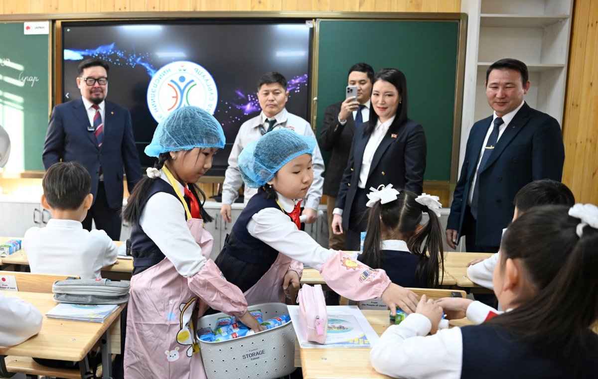 Монгол Улсын Ерөнхий сайд болон Улаанбаатар хотын захирагч нар ЕБС-ийн 54-р сургуульд ажиллаж, &ldquo;Сүүн дархлаа&rdquo; хөтөлбөрийн нээлтэд оролцлоо