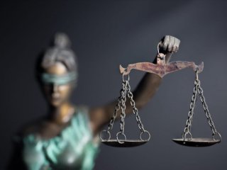 Иргэдийн 90 хувь нь итгэдэггүй Шүүхэд парламентыг хаяж өгөх нь ардчиллын ухралт биш үү&hellip;