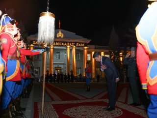  БХЯ: Батлан хамгаалахын сайд болон Зэвсэгт хүчний Жанжин штабын даргыг төрийн хүндэт харуул жагсаж угтан авах ёстой байдаг