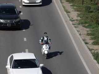 Скүүтер, мопедоор зорчиж яваа хүнд жолооч нар авто замын баруун хөвөөг чөлөөлж өгөх зохицуулалттай болж байна