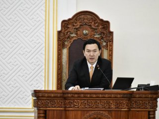 Ерөнхий  сайд Н.Учрал 01 тоот албан даалгавраараа татварын өрийн улмаас хаагдсан 12100 компанийн дансыг сарын хугацаатай нээлээ