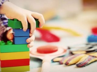 Цэцэрлэгийн шатнаас унаж гэмтсэн ХОЁР настай хүүхэд одоог хүртэл ухаан ороогүй байна
