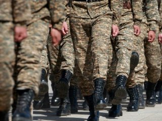 "Цэргүүд камергүй өрөө рүү авч ороод гарч ирэхдээ түшсэн байдалтай гарч ирсэн камерын бичлэг байгаа" гэв